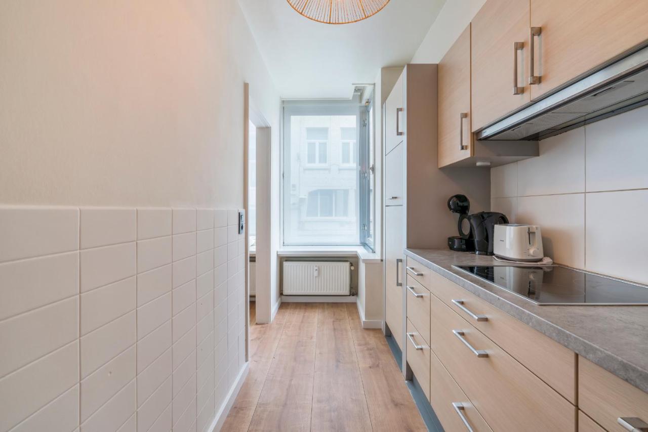 Ruim En Warm Appartement In De Winkelstraat Van Oostende Esterno foto