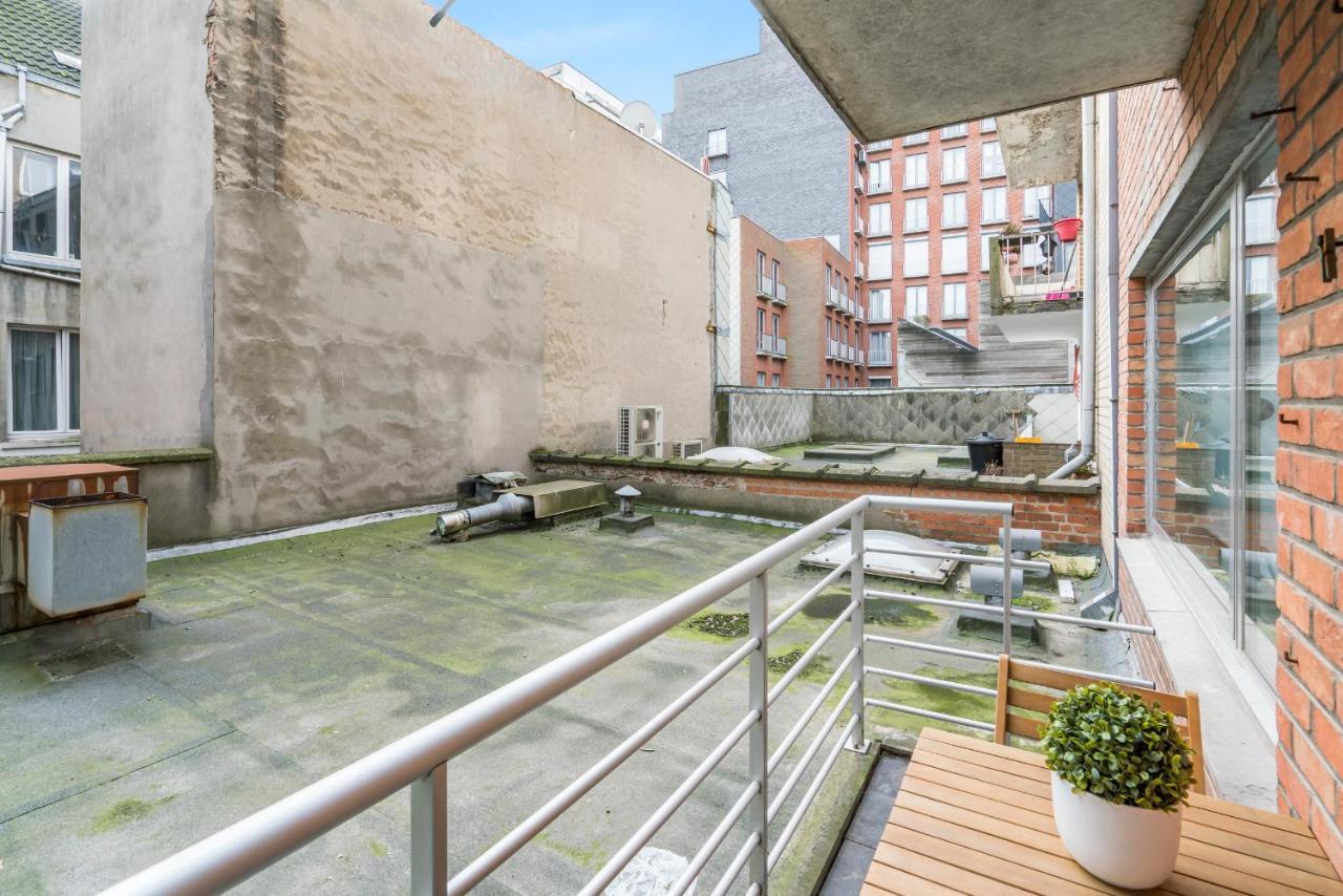 Ruim En Warm Appartement In De Winkelstraat Van Oostende Esterno foto